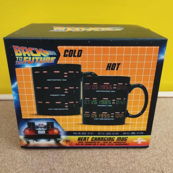 Retour vers le futur tasse a changement de chaleur heure et logo 5